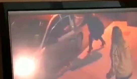 Imagem de Câmera de segurança flagra roubo de carro com criança dentro; veja vídeo