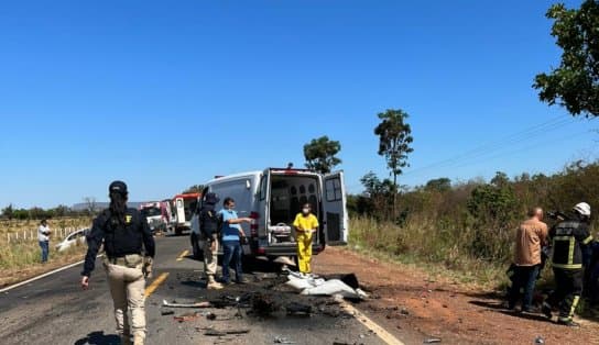 Imagem de Colisão entre carros de passeio deixa bebê morto e seis feridos no interior da Bahia 