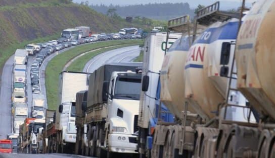 Imagem de Após alta do diesel, líder dos caminhoneiros cobra Bolsonaro e fala em greve: "é o mais provável"