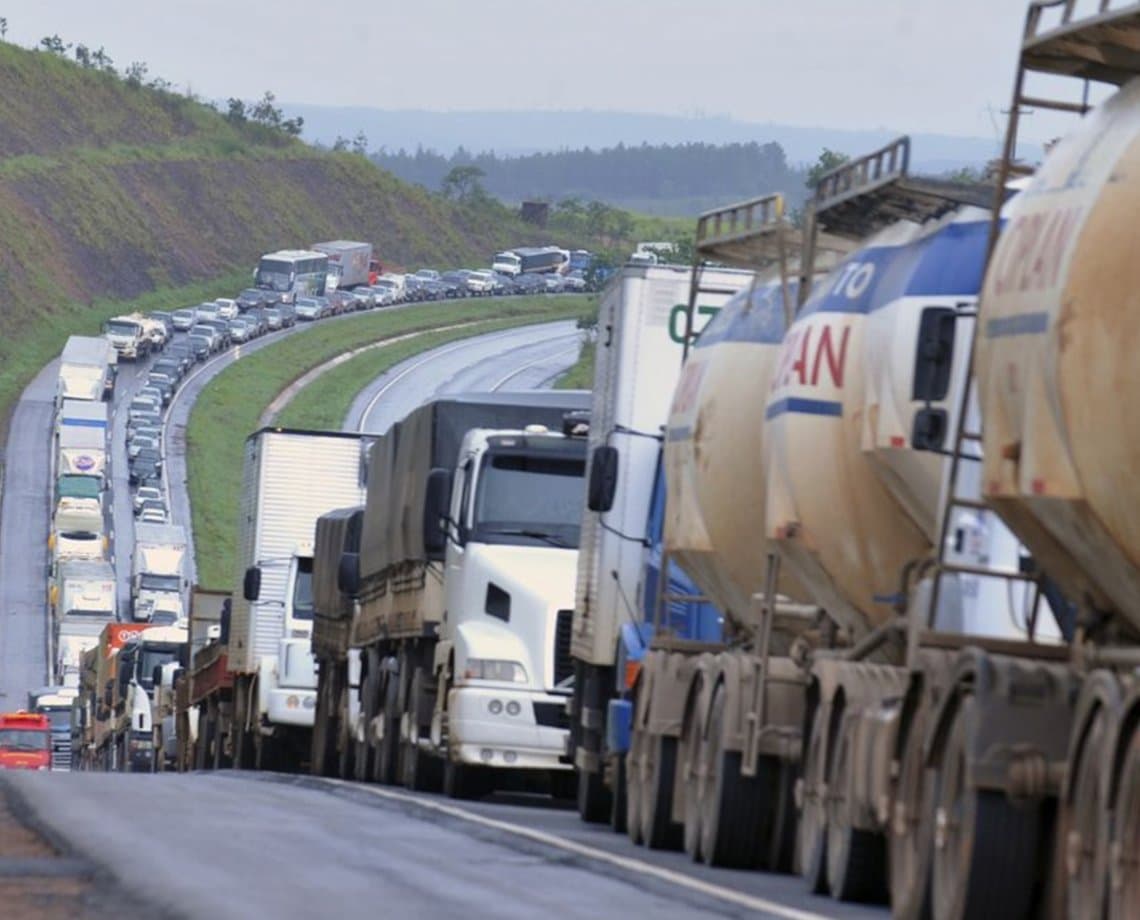 Após alta do diesel, líder dos caminhoneiros cobra Bolsonaro e fala em greve: "é o mais provável"