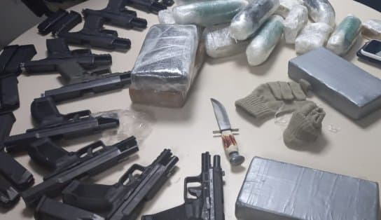 Imagem de Unidos pelo crime: casal é preso com pistolas, carregadores, munições e drogas no Sudoeste da Bahia