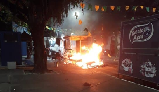 Imagem de Botijão de gás pega fogo e chamas destroem Food Truck, no Largo da Lapinha; veja vídeo 