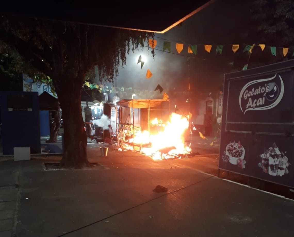 Botijão de gás pega fogo e chamas destroem Food Truck, no Largo da Lapinha; veja vídeo 