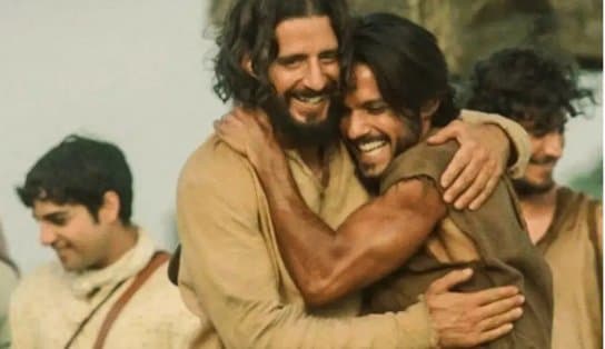 Imagem de Dois atores de série da Netflix morrem em acidente de van no México