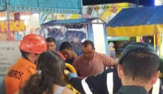 Imagem de Criança e adolescente caem de roda gigante em parque de diversões; outro menino teria ficado pendurado