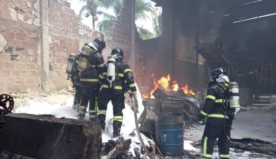 Imagem de VÍDEO: Galpão pega fogo em Simões Filho e deixa três pessoas feridas