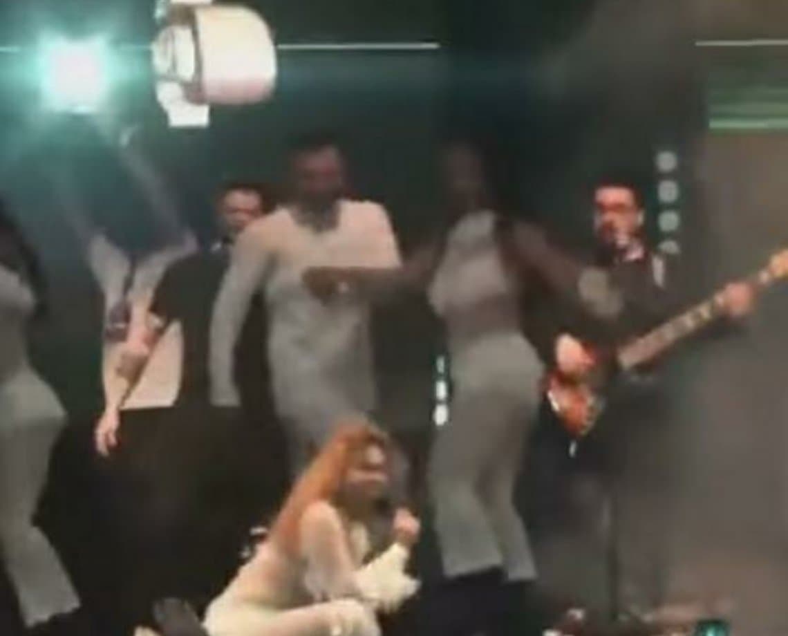 Joelma e bailarina caem no palco durante show no interior da Bahia; "Dia mundial da queda", brinca cantora