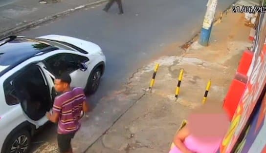 Imagem de Homem é abordado com arma de fogo e perde pertences, mas continua tomando sua "cervejinha" em Salvador; veja vídeo 