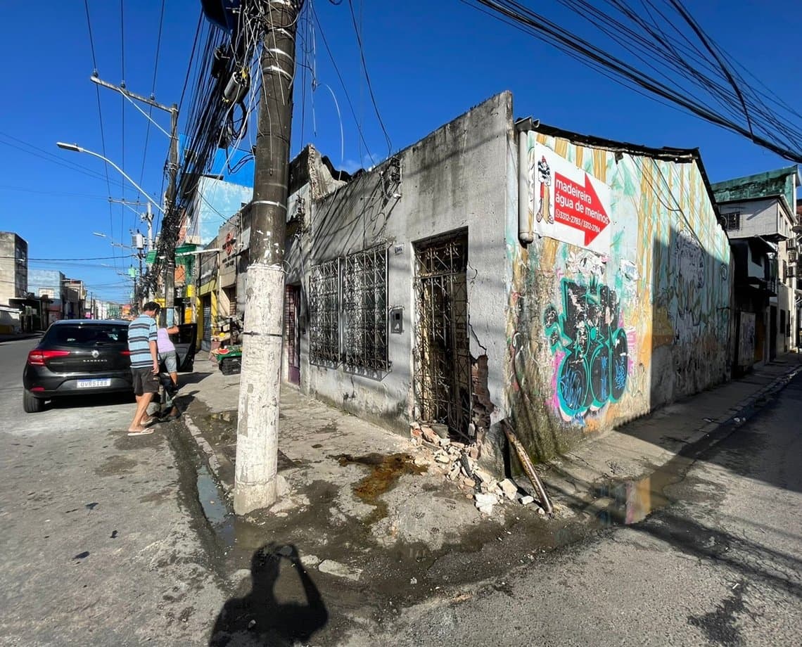 Motorista perde o controle e acaba invadindo loja no bairro do Uruguai; dono estava dormindo