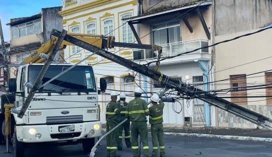 Imagem de Queda de poste deixa moradores da Ribeira sem energia elétrica: "teve um estrondo"