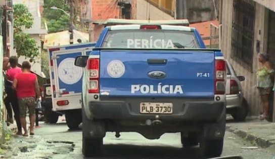 Imagem de Homem é retirado de casa e executado em Salvador; polícia apura se ele foi vítima do "tribunal do crime"