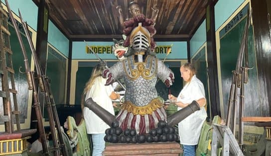 Imagem de Caboclo e Cabocla, importantes figuras do 2 de Julho, passam por últimos detalhes para participação do desfile