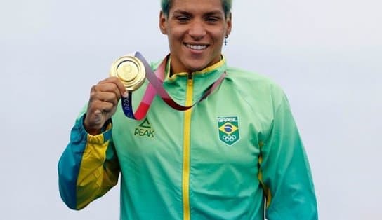 Imagem de Após título no Mundial de Natação, baiana Ana Marcela Cunha iguala marca de Michael Phelps 