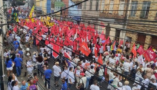 Imagem de Dois de Julho tem cortejo marcado por presença de lideranças políticas e tumulto nas passagens de Lula e ACM Neto