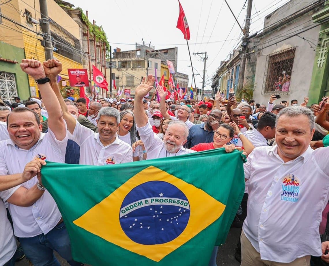 VÍDEO: confira como foi a passagem de Lula pelo 2 de Julho; pré-candidato andou cerca de 1 km    