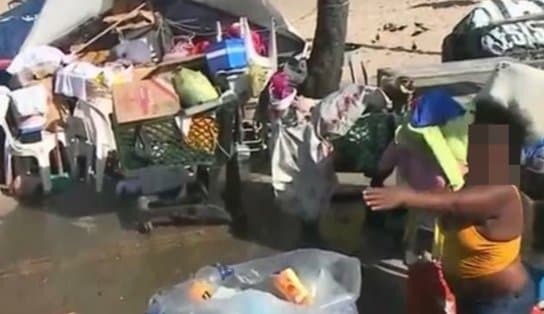 Imagem de Em protesto contra mau cheiro e sujeira, comerciantes de Itapuã jogam itens de moradora em situação de rua no chão