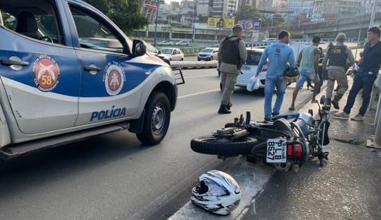 Imagem de Homem cai de viaduto de 15 metros de altura após acidente com motocicleta, na Avenida Bonocô; veja vídeo