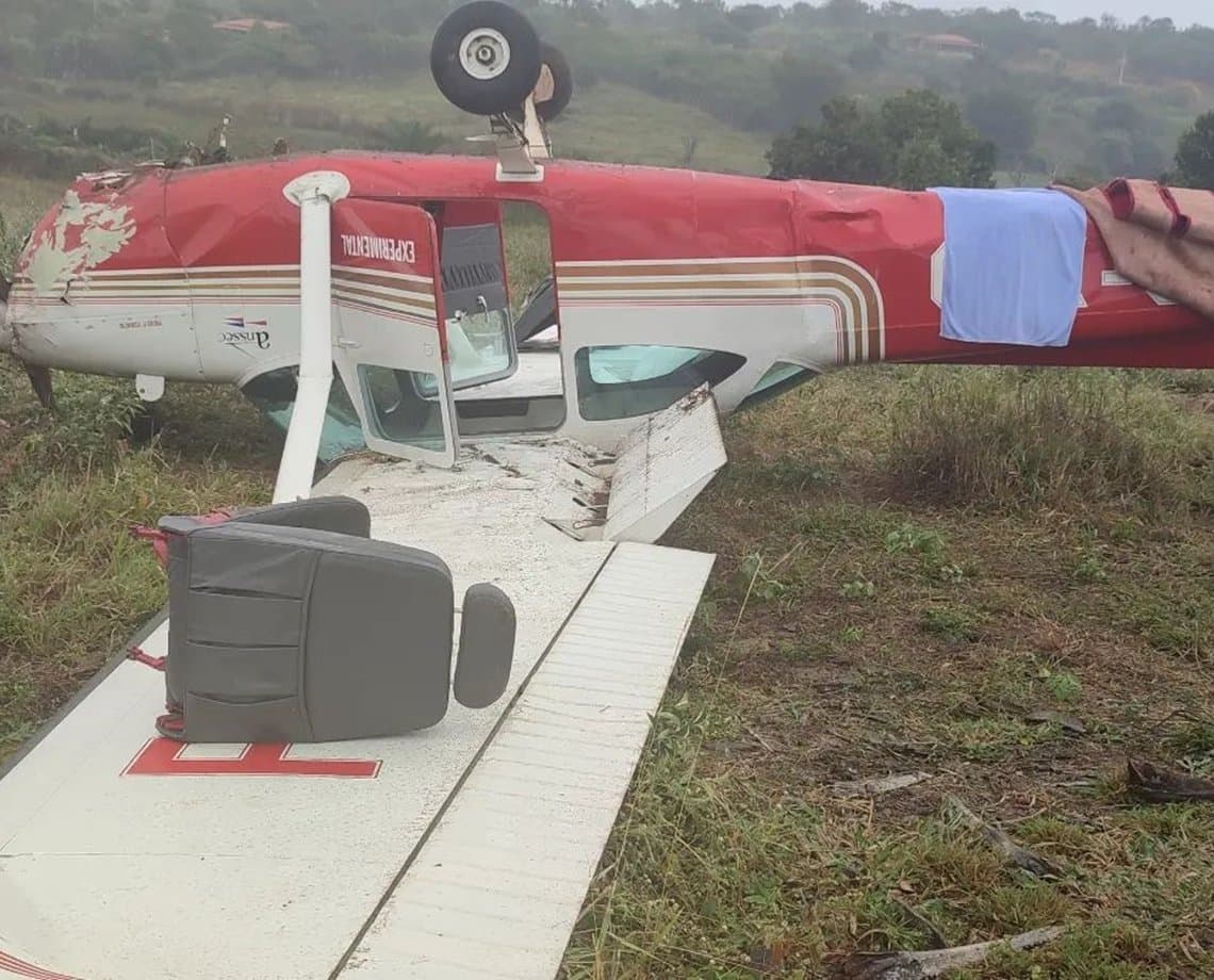 Avião de pequeno porte cai no interior da Bahia; piloto tentou fazer pouso forçado após quebra de hélice