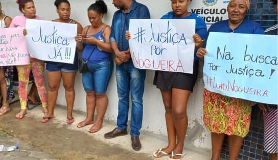 Imagem de Na frente da delegacia, família pede justiça pela morte de jovem, vítima do motorista de "ligeirinho" 