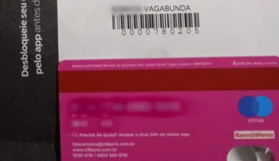 Imagem de Mulher entra com processo contra banco após receber um cartão de crédito com o sobrenome "vagabunda"