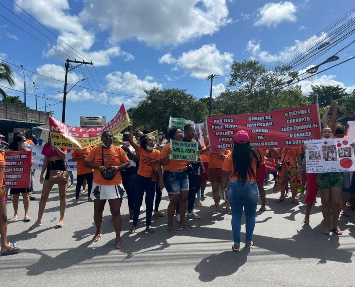 Companheiras e familiares de presidiários do Complexo da Mata Escura fazem manifestação após suspensão de visitas 