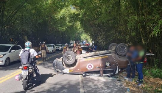 Imagem de PMs ficam feridos após viatura capotar na Estrada do Derba, em Salvador  