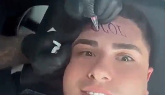 Imagem de Marido de Jojo Todynho posta vídeo tatuando o nome da cantora na testa