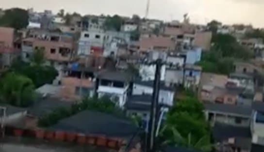 Imagem de VÍDEO: Moradores registram tiroteio de quase meia hora no Rio Sena, em Salvador; policiamento foi reforçado no local