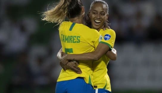 Imagem de Após cortes, Adriana brilha na Copa América e é eleita melhor em campo na goleada contra a Argentina