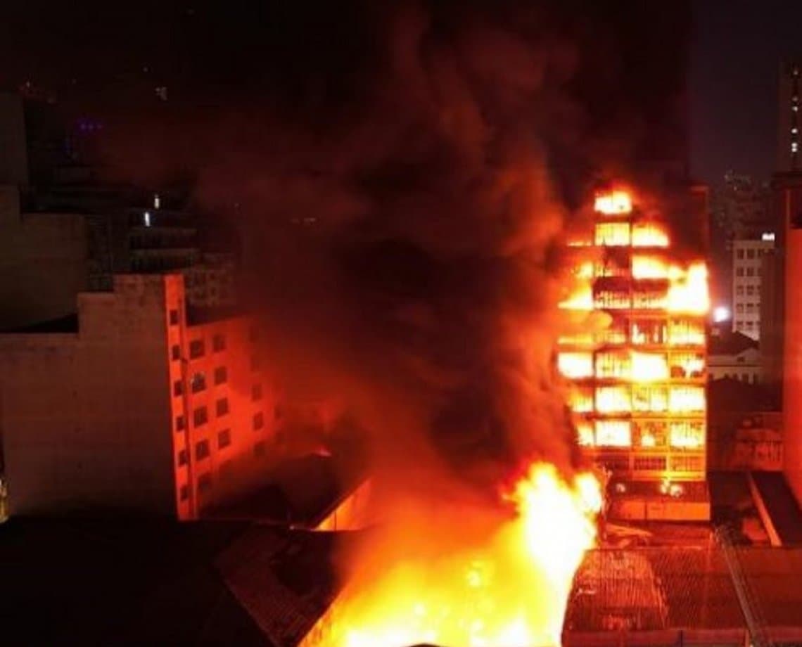 Prédios comerciais são atingidos por incêndio de grande proporção no centro de São Paulo