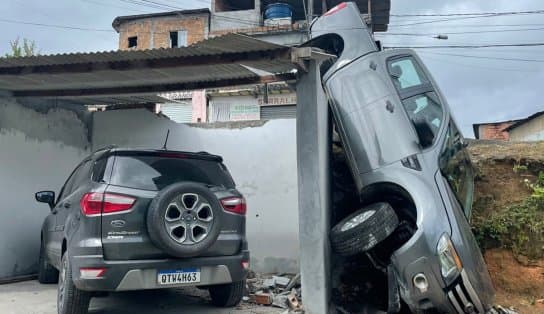 Imagem de Carro fica pendurado após motorista passar mal em Salvador; testemunha relata momentos de tensão  