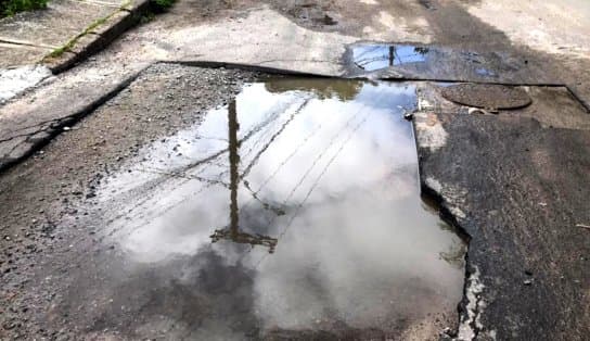 Imagem de Moradores de Nova Brasília do Itapuã reclamam de buracos e vazamentos; "Não está fácil para quem mora aqui" 