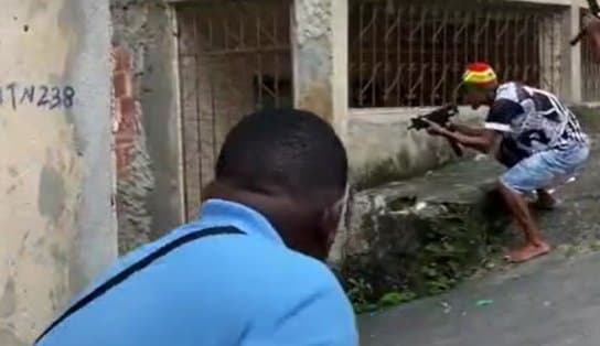 Imagem de Clipe evangélico que cita bairros de Salvador, simula tráfico e fala em "Exu Caveira" gera polêmica com adeptos do candomblé 