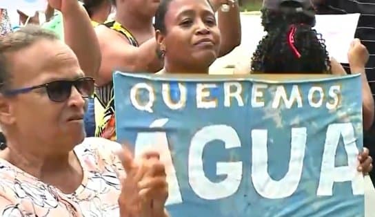 Imagem de Sem água em casa, moradores do Cassange protestam na Estrada Velha do Aeroporto