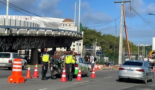 Imagem de Motorista perde controle de carro, derruba poste e situação gera falta de energia e transtornos na Avenida ACM 