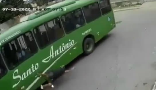 Imagem de Motociclista "nasce de novo" após quase ser esmagado por roda de ônibus; veja Vídeo 