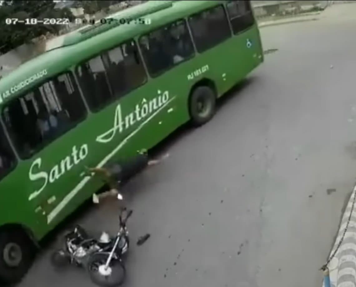 Motociclista "nasce de novo" após quase ser esmagado por roda de ônibus; veja Vídeo 