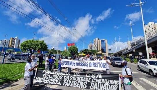 Imagem de Ex-funcionários da antiga CSN protestam pelo pagamento de rescisões; grupo afirma que a prefeitura havia prometido emprego em outras concessionárias