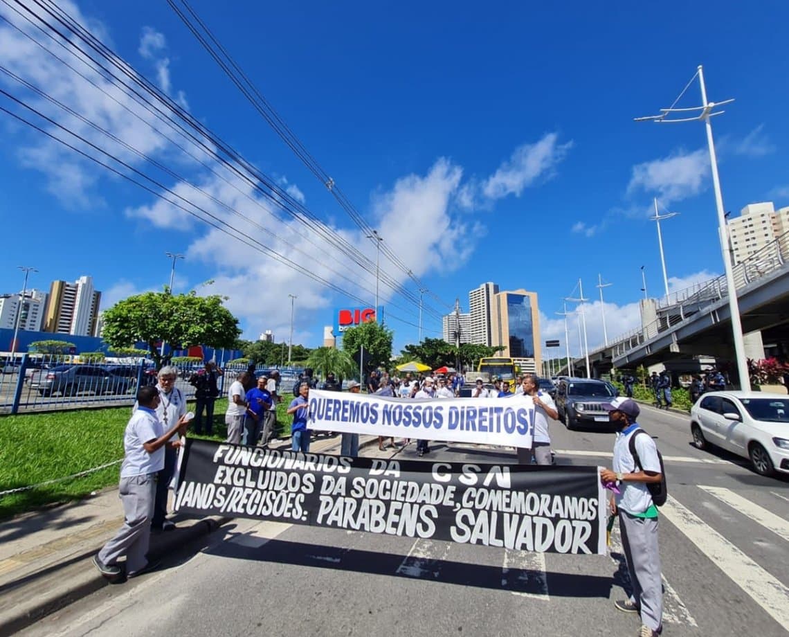 Ex-funcionários da antiga CSN protestam pelo pagamento de rescisões; grupo afirma que a prefeitura havia prometido emprego em outras concessionárias