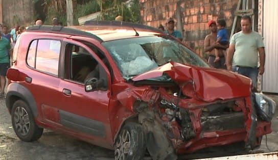 Imagem de Carros são atingidos por veículo em fuga após perseguição policial no bairro de Coutos