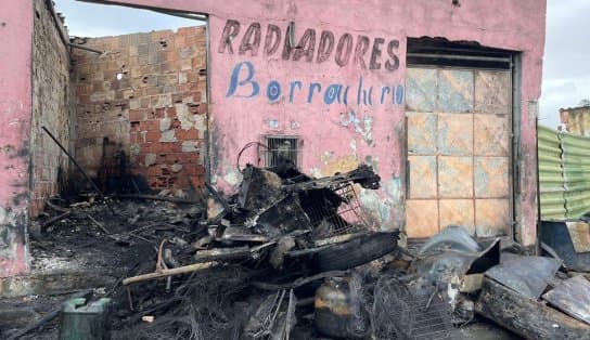 Imagem de Borracharia é destruída por incêndio no bairro de Jardim Cajazeiras, em Salvador; veja vídeo