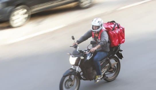 Imagem de Morador reclama de buzina de entregador de delivery e categoria faz 'buzinaço' com direito a fogos em Feira de Santana