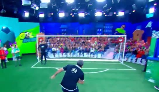 Imagem de Após acertar ângulo improvável, funcionário do SBT ganha R$ 100 mil no Programa do Ratinho 