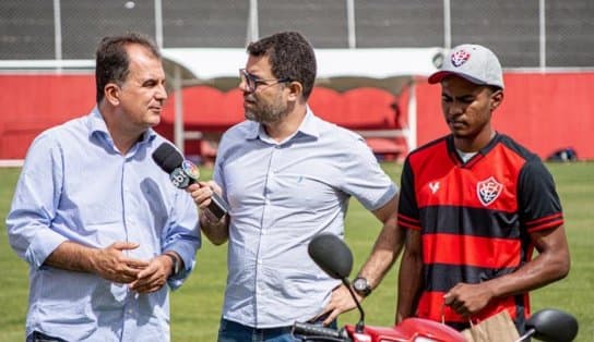 Imagem de Torcedor do Vitória agredido pela própria torcida recebe moto e ganha um ano de ingressos gratuitos 