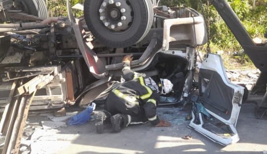 Imagem de VÍDEO: acidente com caminhão no sul da Bahia deixa um morto; corpo foi retirado com ajuda de bombeiros