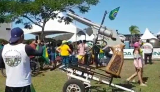 Imagem de Marcha para Jesus: evento pró-Bolsonaro tem revólver gigante e pombos pintados de verde e amarelo no ES