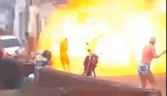 Imagem de VÍDEO: "Bola de fogo" engole quatro pessoas que acompanhavam incêndio  em loja; botijão de gás explodiu