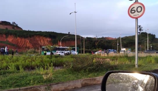 Imagem de Acidente na Avenida 29 de Março deixa uma pessoa morta e duas feridas; carros e motocicleta colidiram