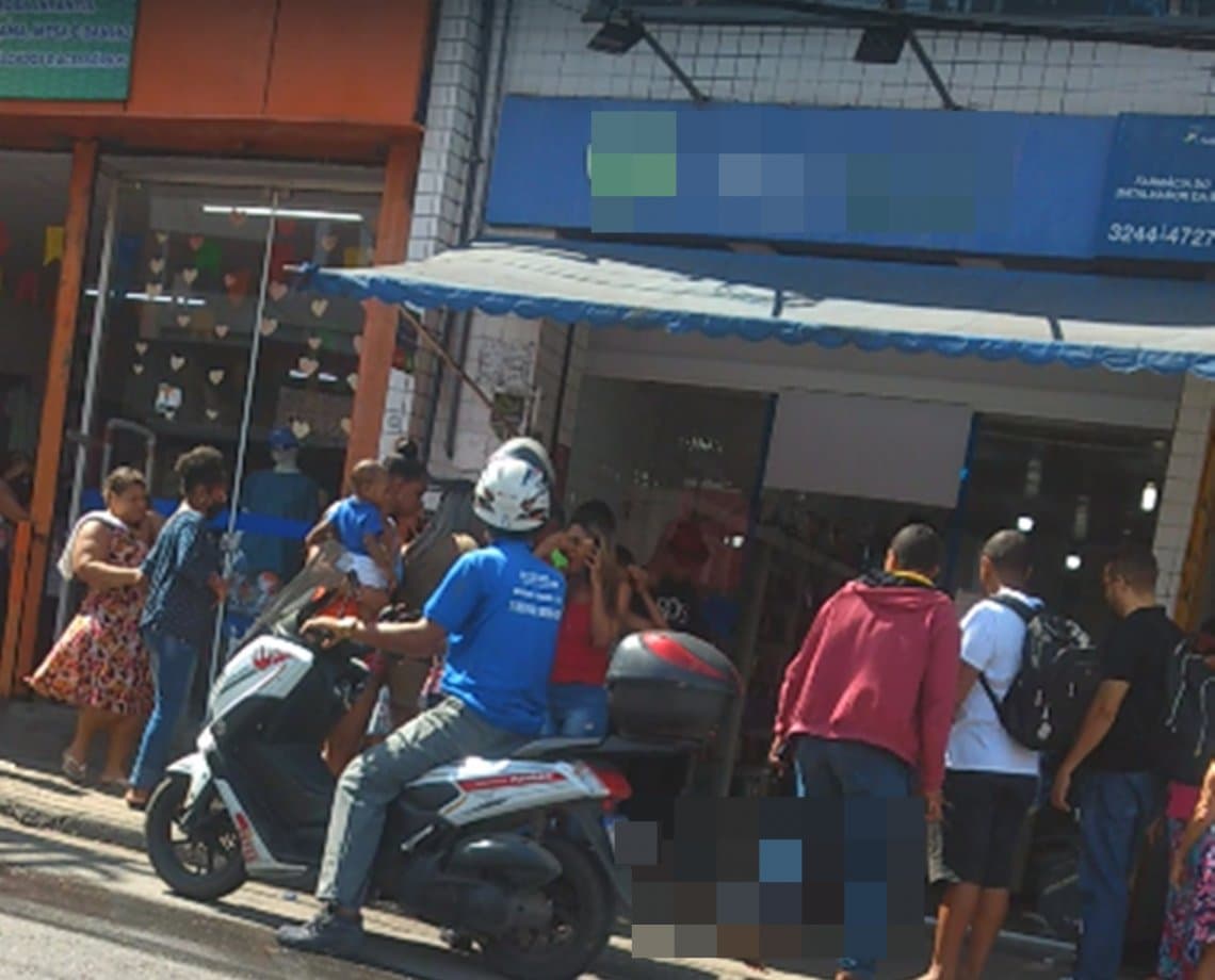 Rifeira trans morre após ser esfaqueada duas vezes no Largo do Tanque, em Salvador; vídeo mostra curiosos ao lado da vítima  