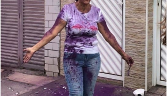 Imagem de "Ó a Célia, ó a Célia": convidada de chá revelação termina coberta de pó roxo e momento viraliza; assista